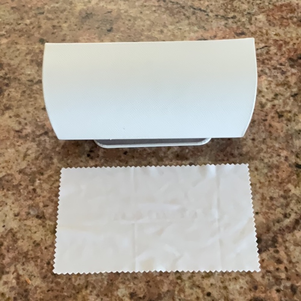 Michael Kors hard sunglasses case with cloth - Picture 2 of 3